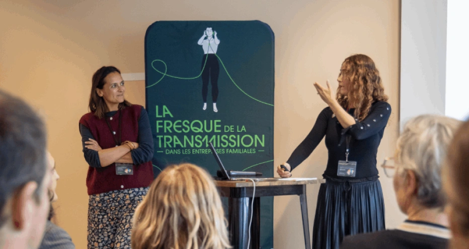 Deux femmes animent la Fresque de la transmission